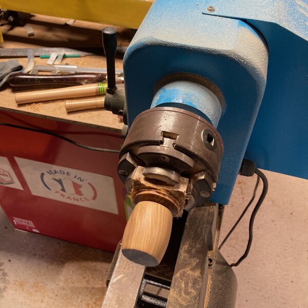 Fabrication du blaireau en noyer sur le tour.jpg
